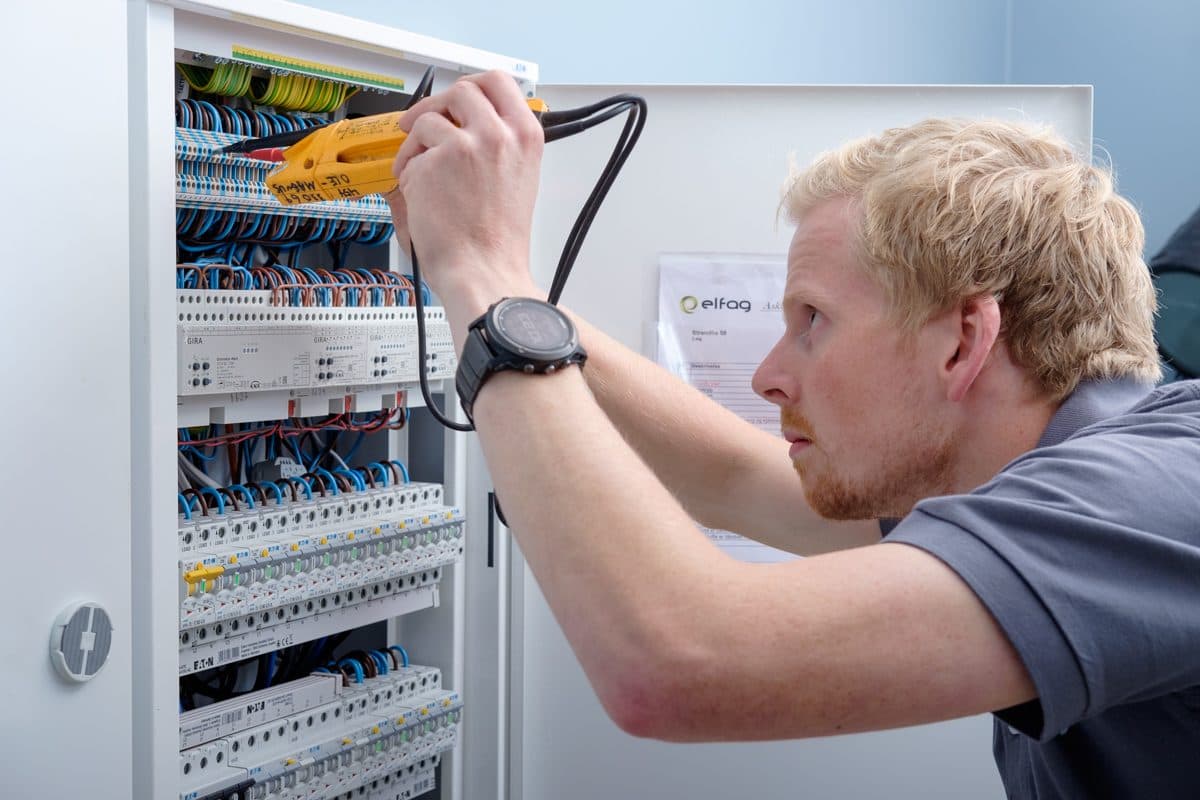 Elektriker kobler KNX-moduler i et fordelingsskap